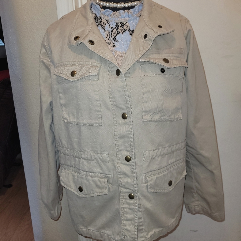 Gap women's beige jacket with many pockets size medium